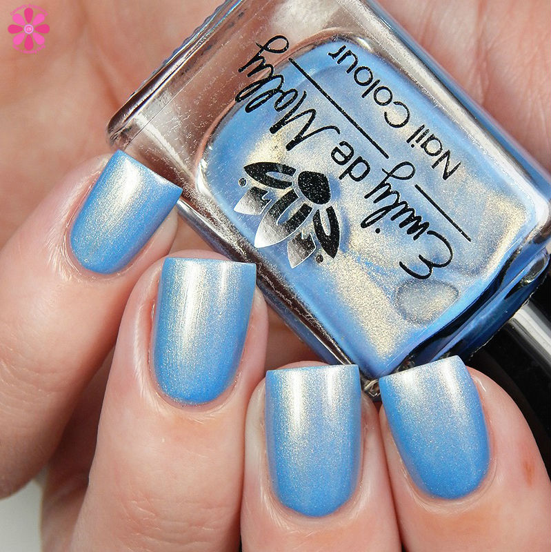 Emily de Molly Gazing Upwards Up